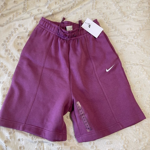 Nike Loose Fit High Rise Shorts - Picture 1 of 4